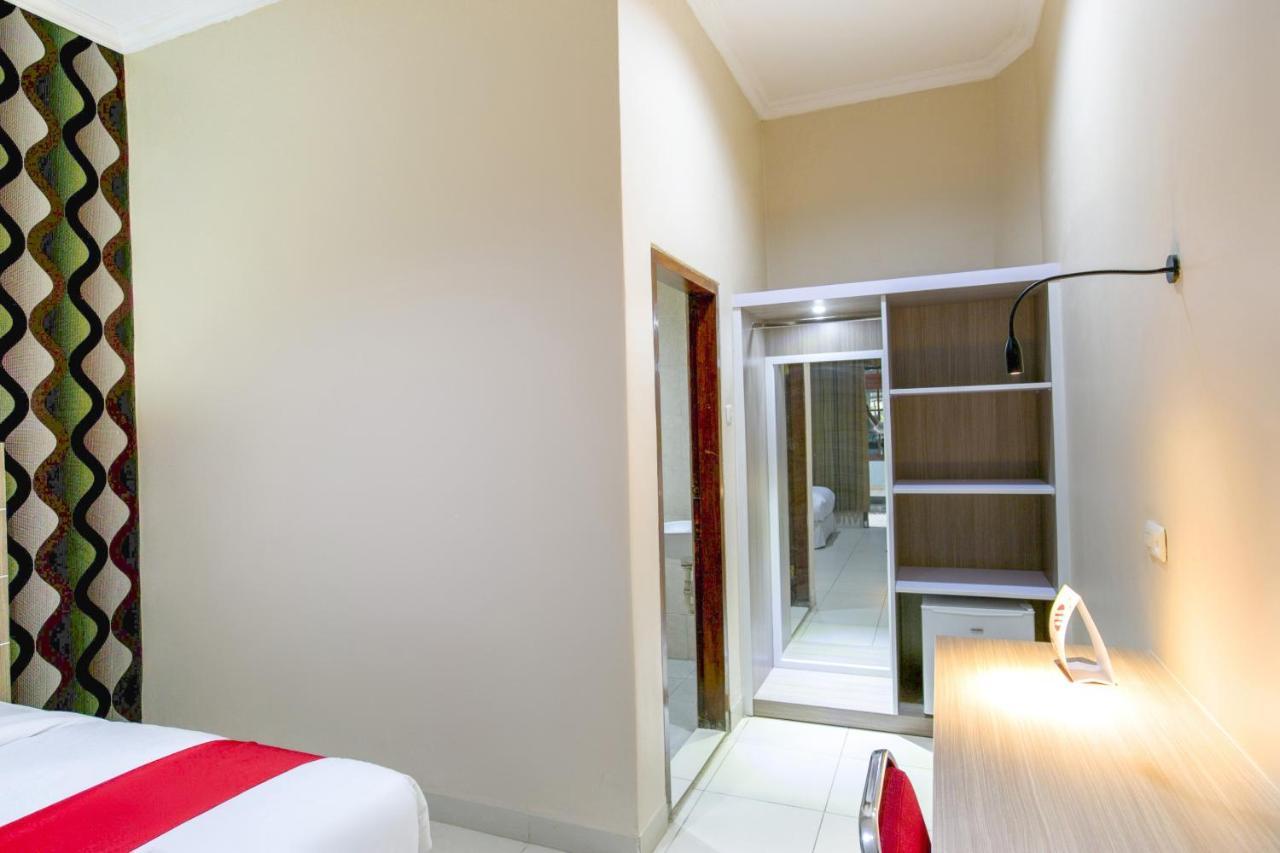 Super Oyo 2320 Hotel Charvita Kupang  Zewnętrze zdjęcie
